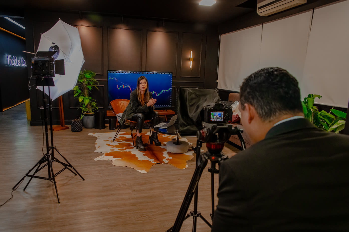 Raquel Vieira gravando o curso em estúdio